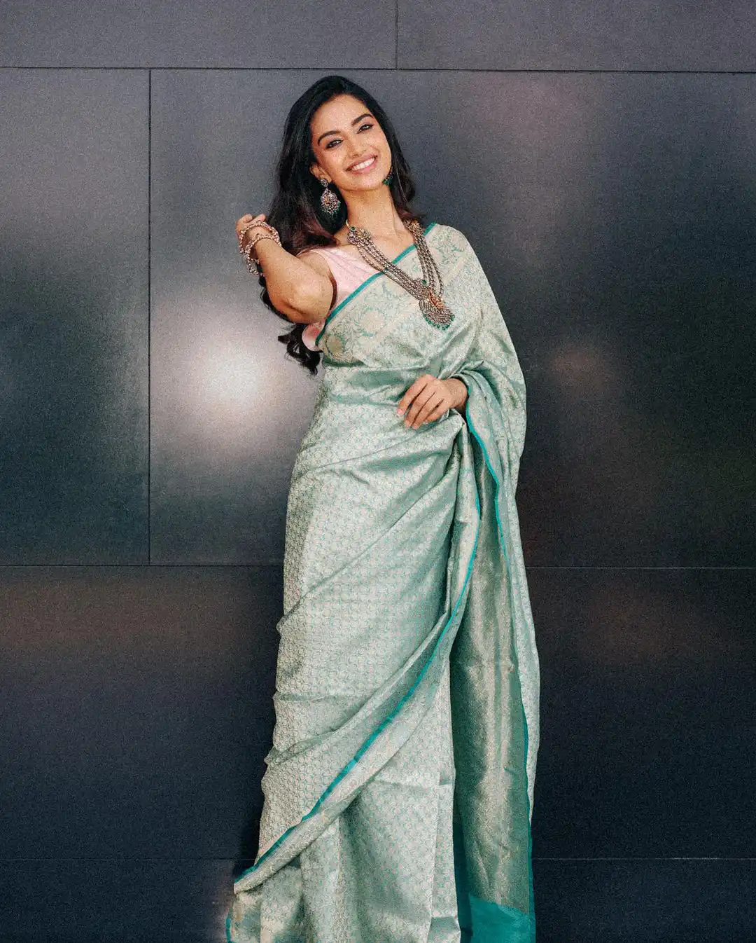 Meenaakshi Chaudhary Stunning Looks in Saree