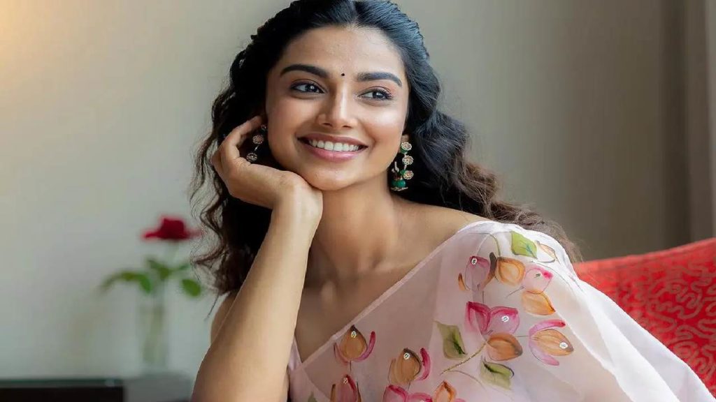 Meenakshi Chaudhary got chance in vijay Thalapathy68