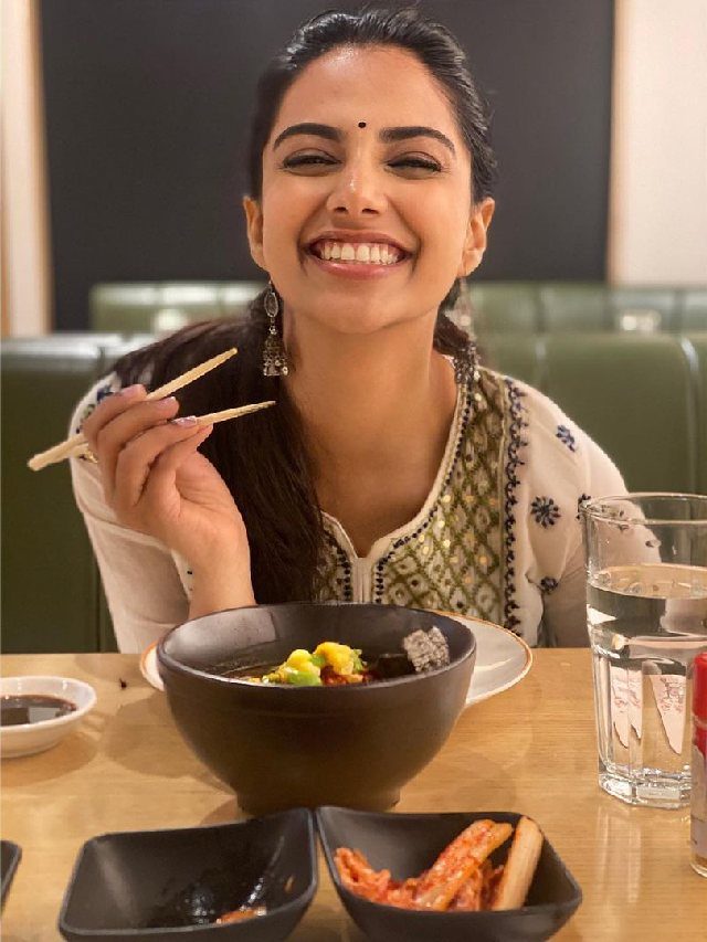 >మీనాక్షి చౌదరి ఫుడ్ లవ్..