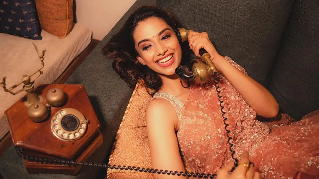 Meenakshi Chaudhary shines in saree photos gone viral