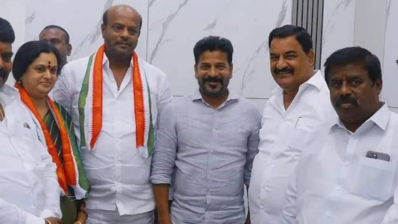 Assembly Elections 2023: ఎన్నికల ముందు బీఆర్ఎస్కు మరో ఎదురుదెబ్బ.. కాంగ్రెస్లో చేరిన బీఆర్ఎస్ కీలక నేత Assembly Elections 2023: ఎన్నికల ముందు బీఆర్ఎస్కు మరో ఎదురుదెబ్బ.. కాంగ్రెస్లో చేరిన బీఆర్ఎస్ కీలక నేత