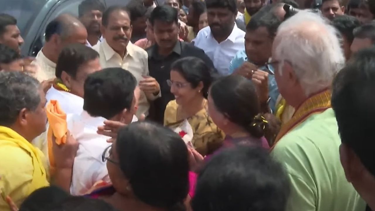 Nara Bhuvaneswari: చంద్రబాబుకు మధ్యంతర బెయిల్.. ఆనందం వ్యక్తం చేసిన భువనేశ్వరి.. ఘనస్వాగతం పలికేందుకు ఏర్పాట్లు Nara Bhuvaneswari: చంద్రబాబుకు మధ్యంతర బెయిల్.. ఆనందం వ్యక్తం చేసిన భువనేశ్వరి.. ఘనస్వాగతం పలికేందుకు ఏర్పాట్లు
