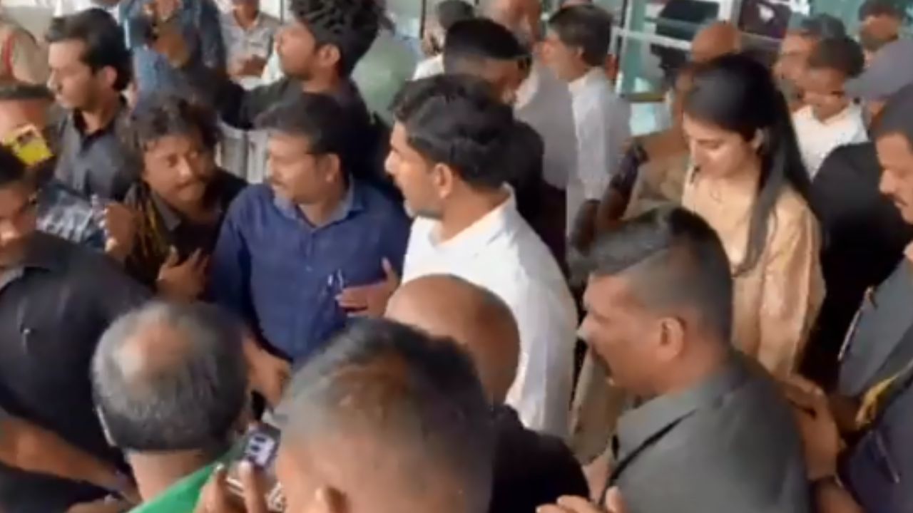 Nara Lokesh : చంద్రబాబుకు బెయిల్.. ఆనందంలో లోకేశ్, బ్రాహ్మిణి.. ఎయిర్ పోర్టు వద్ద వీడియో వైరల్ Nara Lokesh : చంద్రబాబుకు బెయిల్.. ఆనందంలో లోకేశ్, బ్రాహ్మిణి.. ఎయిర్ పోర్టు వద్ద వీడియో వైరల్