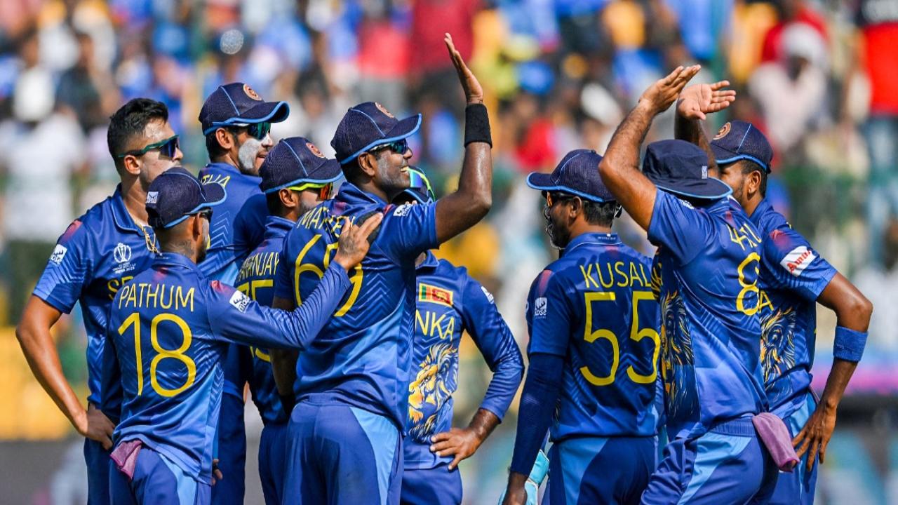 ENG vs SL : ఇంగ్లాండ్కు షాక్.. శ్రీలంక ఘన విజయం.. సెమీస్ రేసు నుంచి బట్లర్ సేన ఔట్..? ENG vs SL : ఇంగ్లాండ్కు షాక్.. శ్రీలంక ఘన విజయం.. సెమీస్ రేసు నుంచి బట్లర్ సేన ఔట్..?