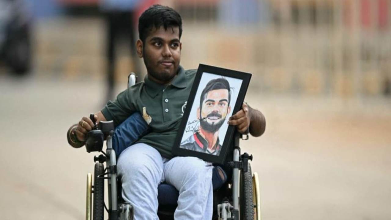 Virat Kohli : అడగకముందే అందిన వరం.. అభిమాని వద్దకు వచ్చి కోహ్లీ ఏం చేశాడో తెలుసా..? Virat Kohli : అడగకముందే అందిన వరం.. అభిమాని వద్దకు వచ్చి కోహ్లీ ఏం చేశాడో తెలుసా..?