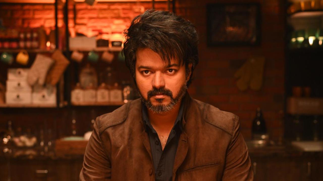 Leo : లియోకు భారీ షాక్.. థియేటర్లో సినిమా ప్రదర్శితమవుతుండగా స్ర్కీన్ చింపేసిన ఎగ్జిబిటర్..! Leo : లియోకు భారీ షాక్.. థియేటర్లో సినిమా ప్రదర్శితమవుతుండగా స్ర్కీన్ చింపేసిన ఎగ్జిబిటర్..!