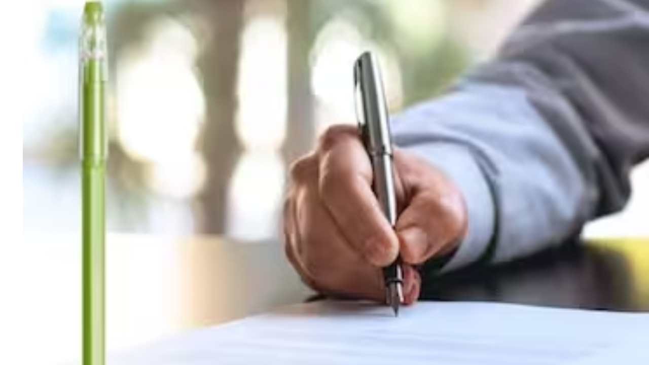 Green ink signature : గెజిటెడ్ ఆఫీసర్లు మాత్రమే గ్రీన్ ఇంక్ పెన్నుతో ఎందుకు సంతకం పెడతారో తెలుసా? Green ink signature : గెజిటెడ్ ఆఫీసర్లు మాత్రమే గ్రీన్ ఇంక్ పెన్నుతో ఎందుకు సంతకం పెడతారో తెలుసా?