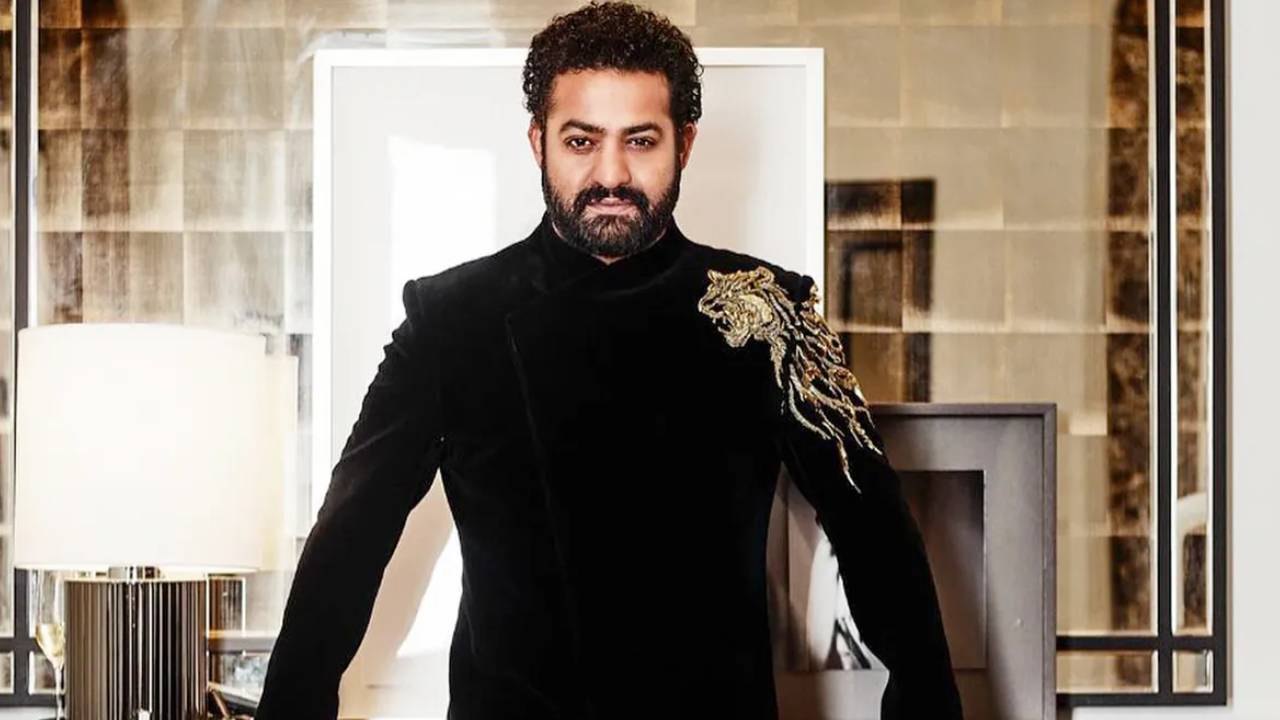 Jr Ntr : వార్ 2 కంటే ముందే బాలీవుడ్లో ఎన్టీఆర్ ఎంట్రీ..! ఏ సినిమాతోనో తెలుసా..? Jr Ntr : వార్ 2 కంటే ముందే బాలీవుడ్లో ఎన్టీఆర్ ఎంట్రీ..! ఏ సినిమాతోనో తెలుసా..?