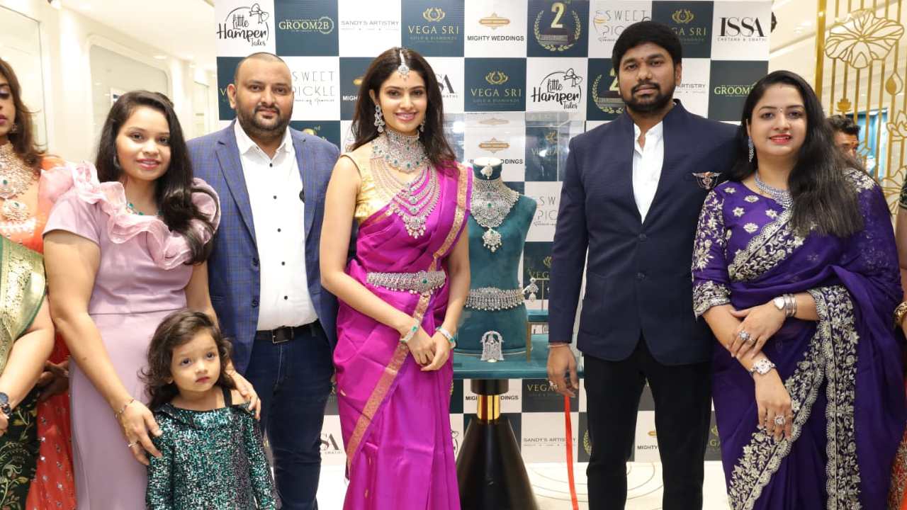 Vega Sri Gold and Diamonds : మీ పెళ్లికి ప్రీ-వెడ్డింగ్ షూట్, మేకప్ ఉచితంగా కావాలా? స్పెషల్ ఆఫర్స్ ఇస్తున్న జ్యుయలరీ స్టోర్ Vega Sri Gold and Diamonds : మీ పెళ్లికి ప్రీ-వెడ్డింగ్ షూట్, మేకప్ ఉచితంగా కావాలా? స్పెషల్ ఆఫర్స్ ఇస్తున్న జ్యుయలరీ స్టోర్