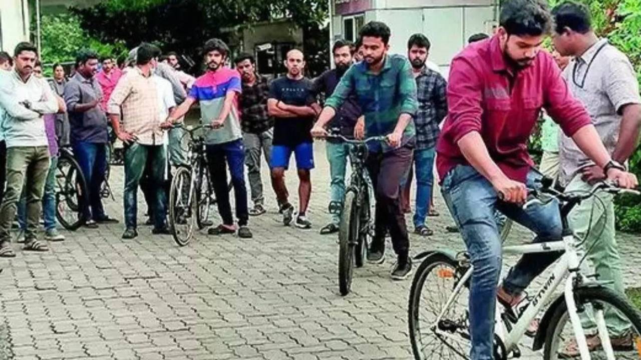 Kerala : ప్యూన్ ఉద్యోగం కోసం క్యూ కడుతున్న ఇంజనీర్లు.. సైక్లింగ్ పరీక్షకు రెడీ.. Kerala : ప్యూన్ ఉద్యోగం కోసం క్యూ కడుతున్న ఇంజనీర్లు.. సైక్లింగ్ పరీక్షకు రెడీ..