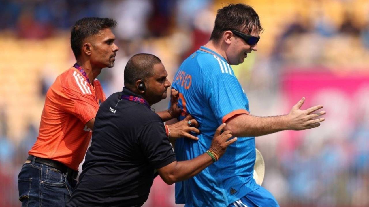 ODI World Cup 2023 : ప్రపంచకప్ మ్యాచ్లను చూడకుండా క్రికెట్ వీరాభిమాని జార్వో పై నిషేదం విధించిన ఐసీసీ.. ఎందుకో తెలుసా..? ODI World Cup 2023 : ప్రపంచకప్ మ్యాచ్లను చూడకుండా క్రికెట్ వీరాభిమాని జార్వో పై నిషేదం విధించిన ఐసీసీ.. ఎందుకో తెలుసా..?