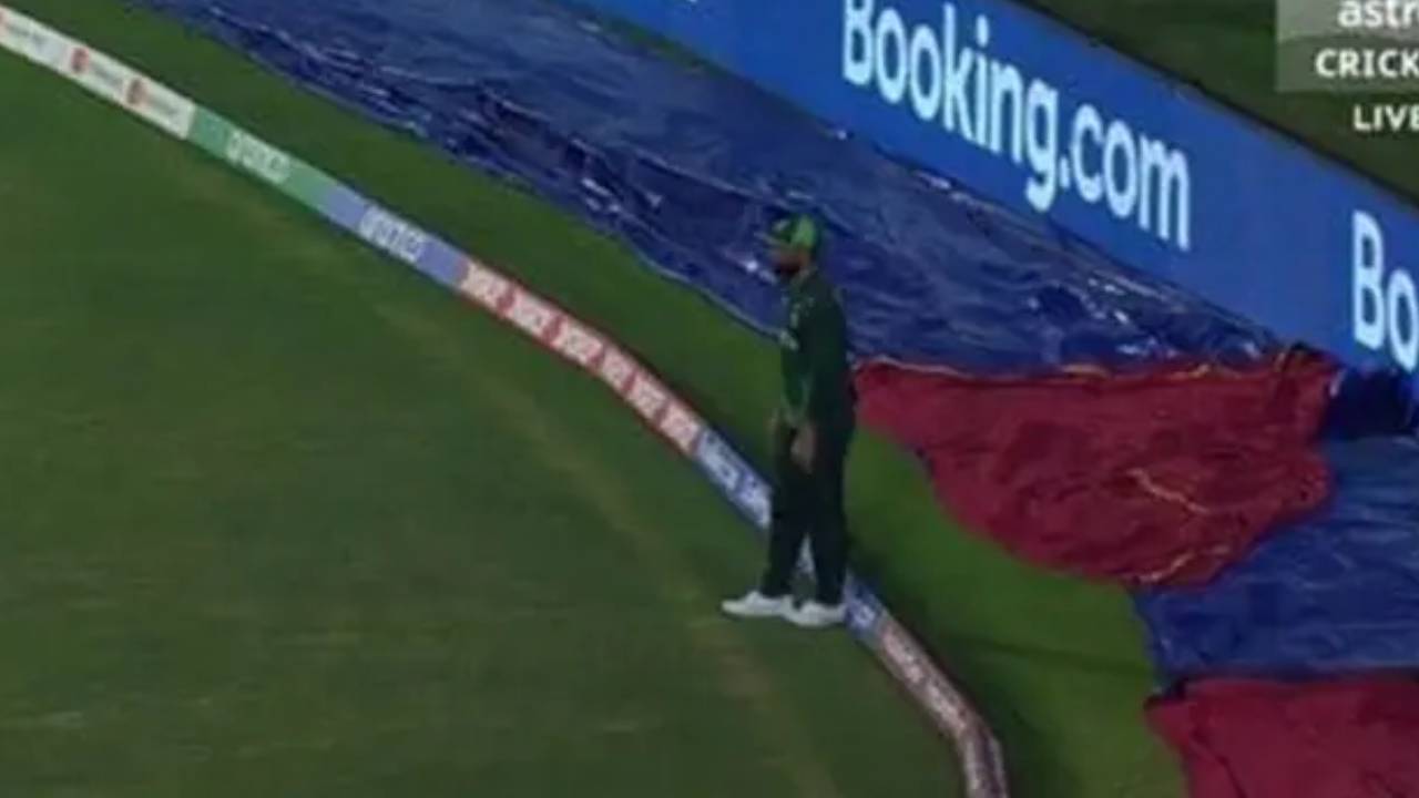 Pakistan Player Fielding Near Boundary Line | Source: X/Twitte