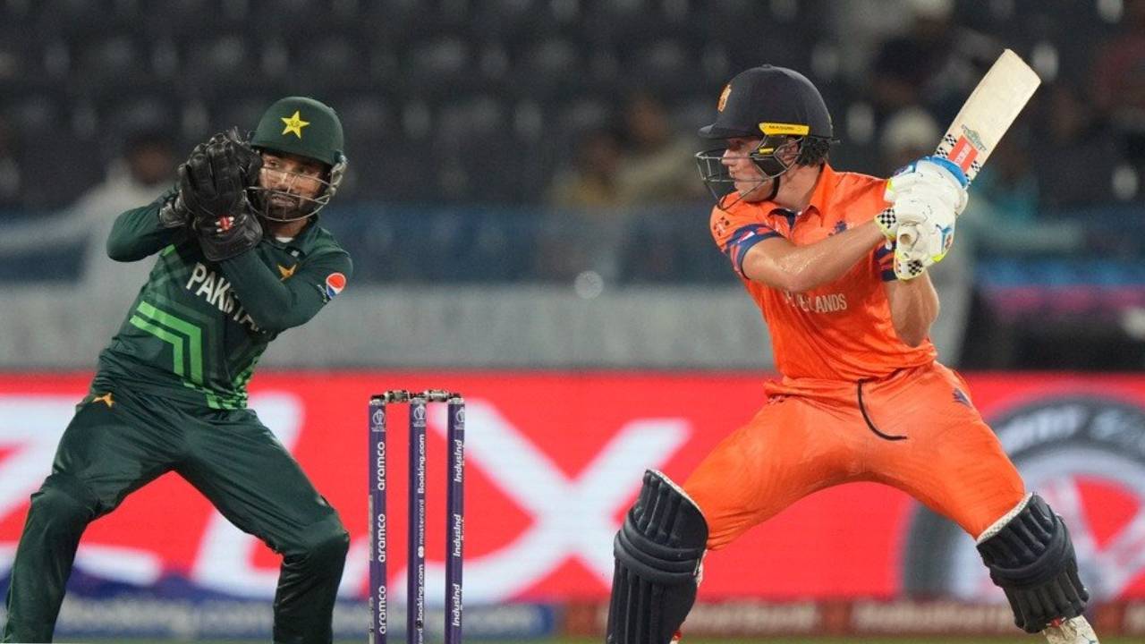 ODI World Cup-2023: పాకిస్థాన్ ప్లేయర్ కావాలనే అలా చేశాడా? వెనక్కు జరిగిన బౌండరీ లైన్.. ఫొటో వైరల్ .. ODI World Cup-2023: పాకిస్థాన్ ప్లేయర్ కావాలనే అలా చేశాడా? వెనక్కు జరిగిన బౌండరీ లైన్.. ఫొటో వైరల్ ..