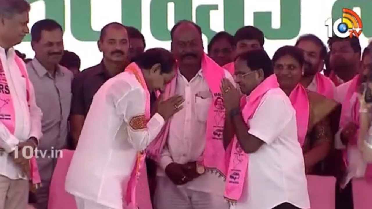 Ponnala Lakshmaiah : బీఆర్ఎస్లో చేరిన పొన్నాల లక్ష్మయ్య, పార్టీ కండువా కప్పిన సీఎం కేసీఆర్ Ponnala Lakshmaiah : బీఆర్ఎస్లో చేరిన పొన్నాల లక్ష్మయ్య, పార్టీ కండువా కప్పిన సీఎం కేసీఆర్