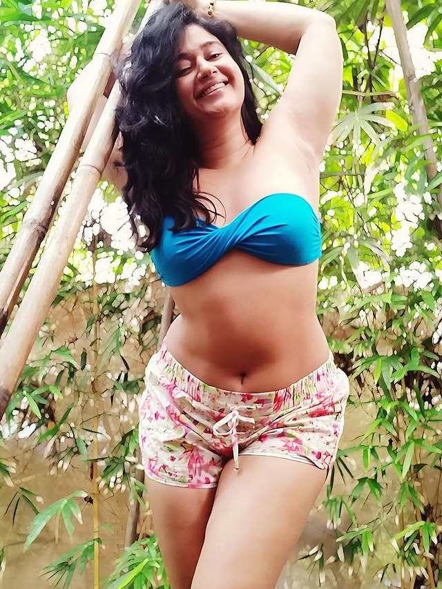>పూనమ్ బాజ్వా అందాల ఆరబోత..