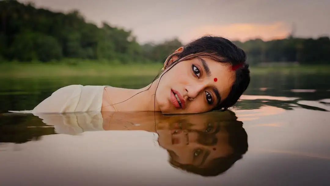 Priya Prakash Varrier Mesmerizing Saree Stills in Pond