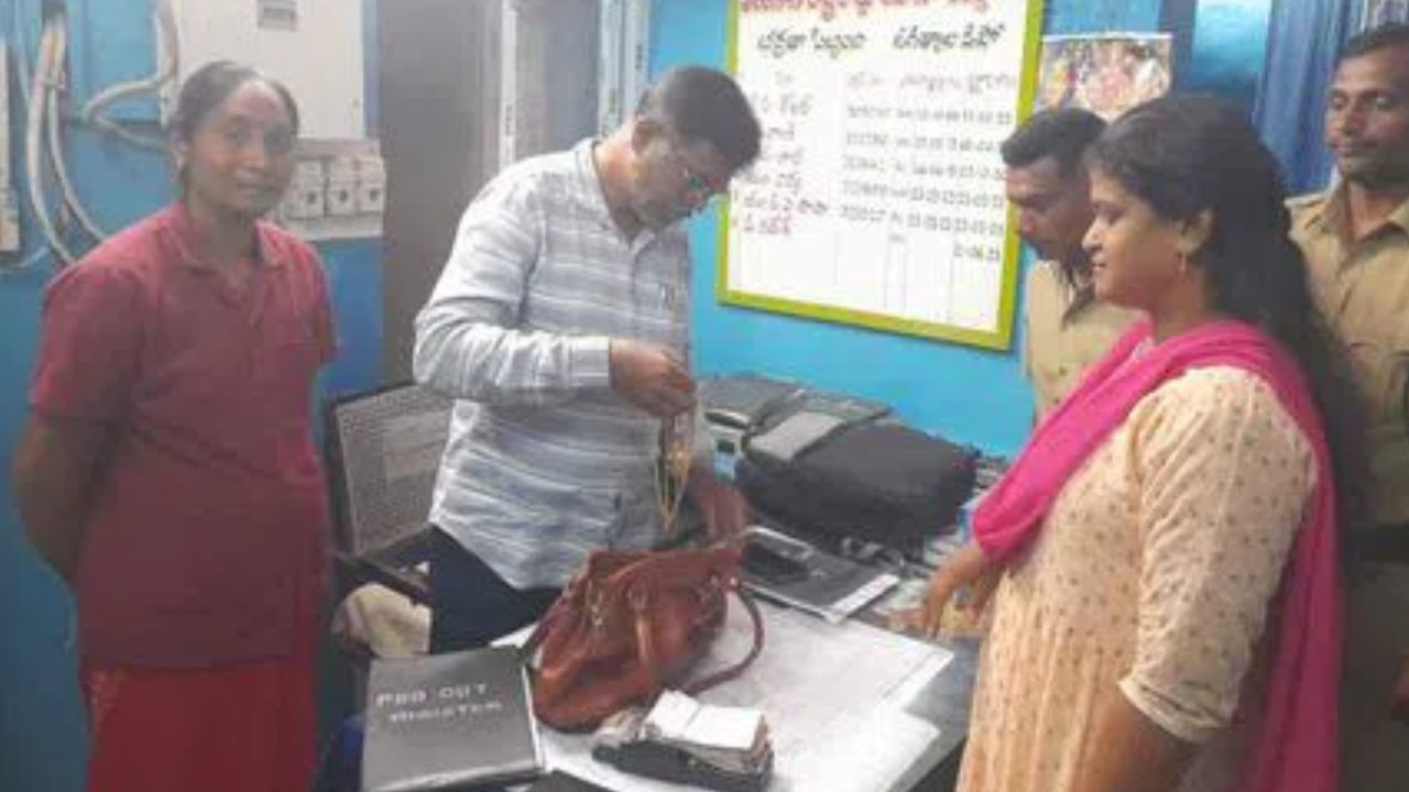 Jagtial : ఆర్టీసీ బస్సులో బంగారు ఆభరణాల బ్యాగ్ మరిచిపోయిన ప్రయాణికురాలు.. తిరిగి అప్పగించిన మహిళా కండక్టర్ Jagtial : ఆర్టీసీ బస్సులో బంగారు ఆభరణాల బ్యాగ్ మరిచిపోయిన ప్రయాణికురాలు.. తిరిగి అప్పగించిన మహిళా కండక్టర్