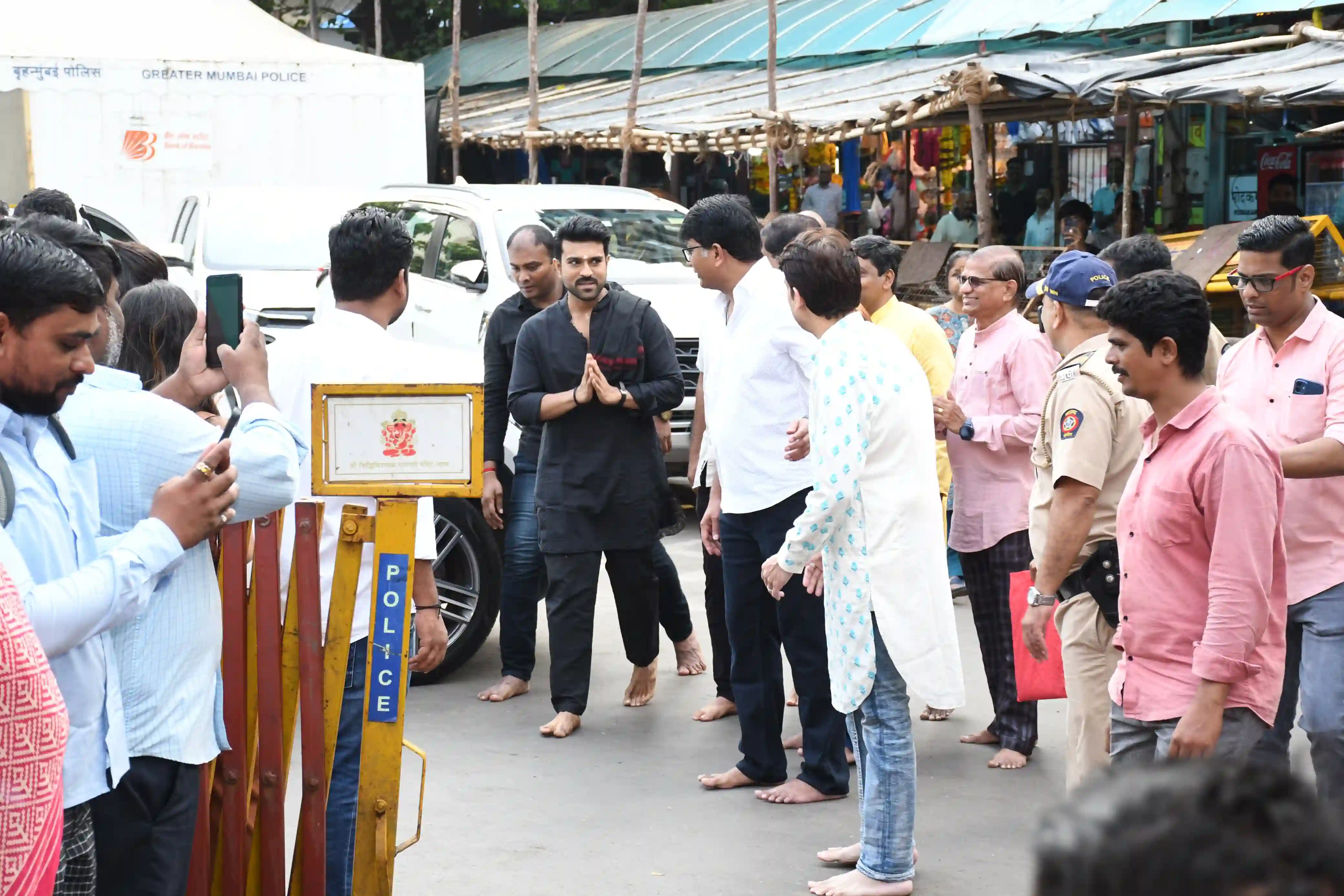 Ram Charan Visits Mumbai Siddhi Vinayak Temple