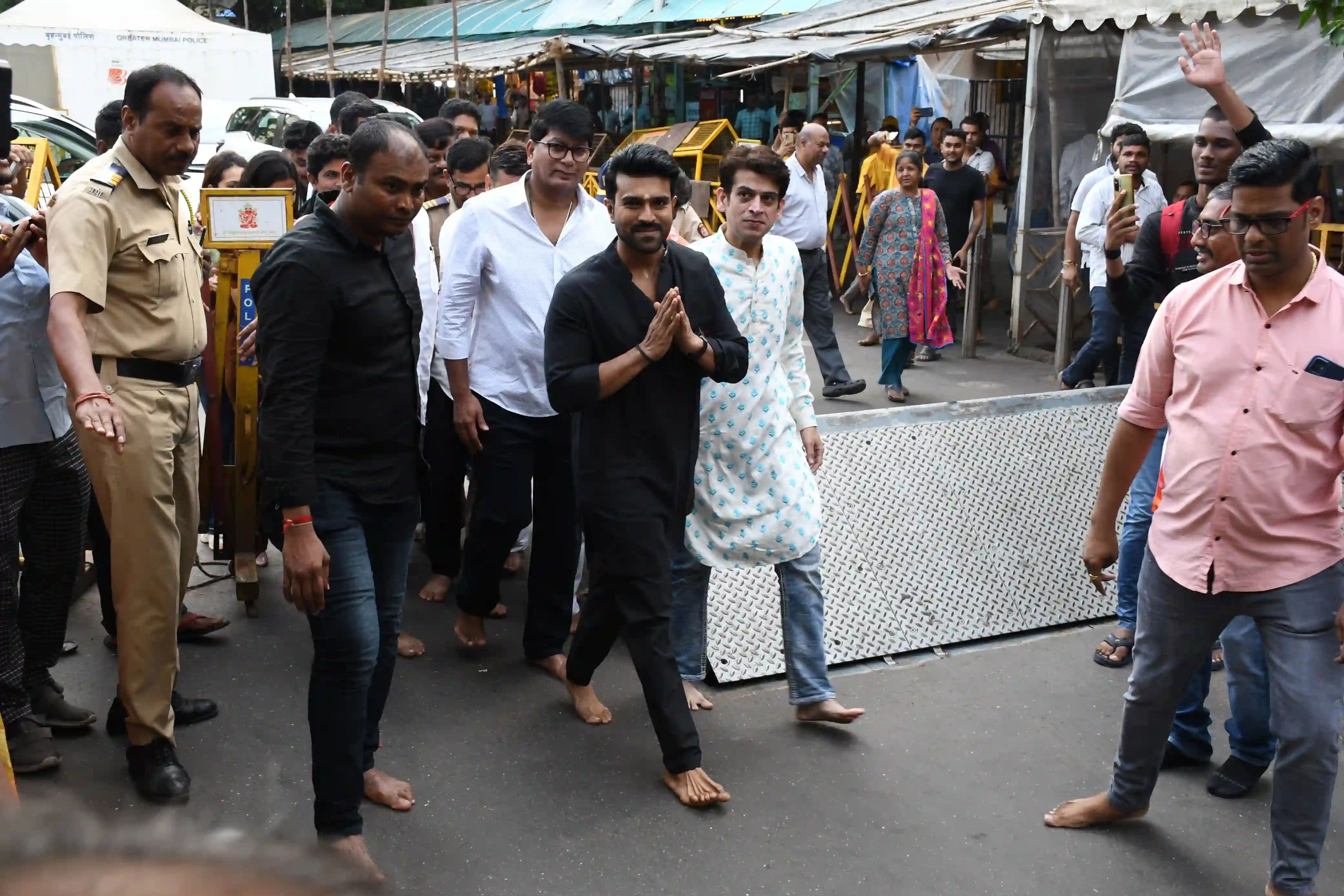 Ram Charan Visits Mumbai Siddhi Vinayak Temple