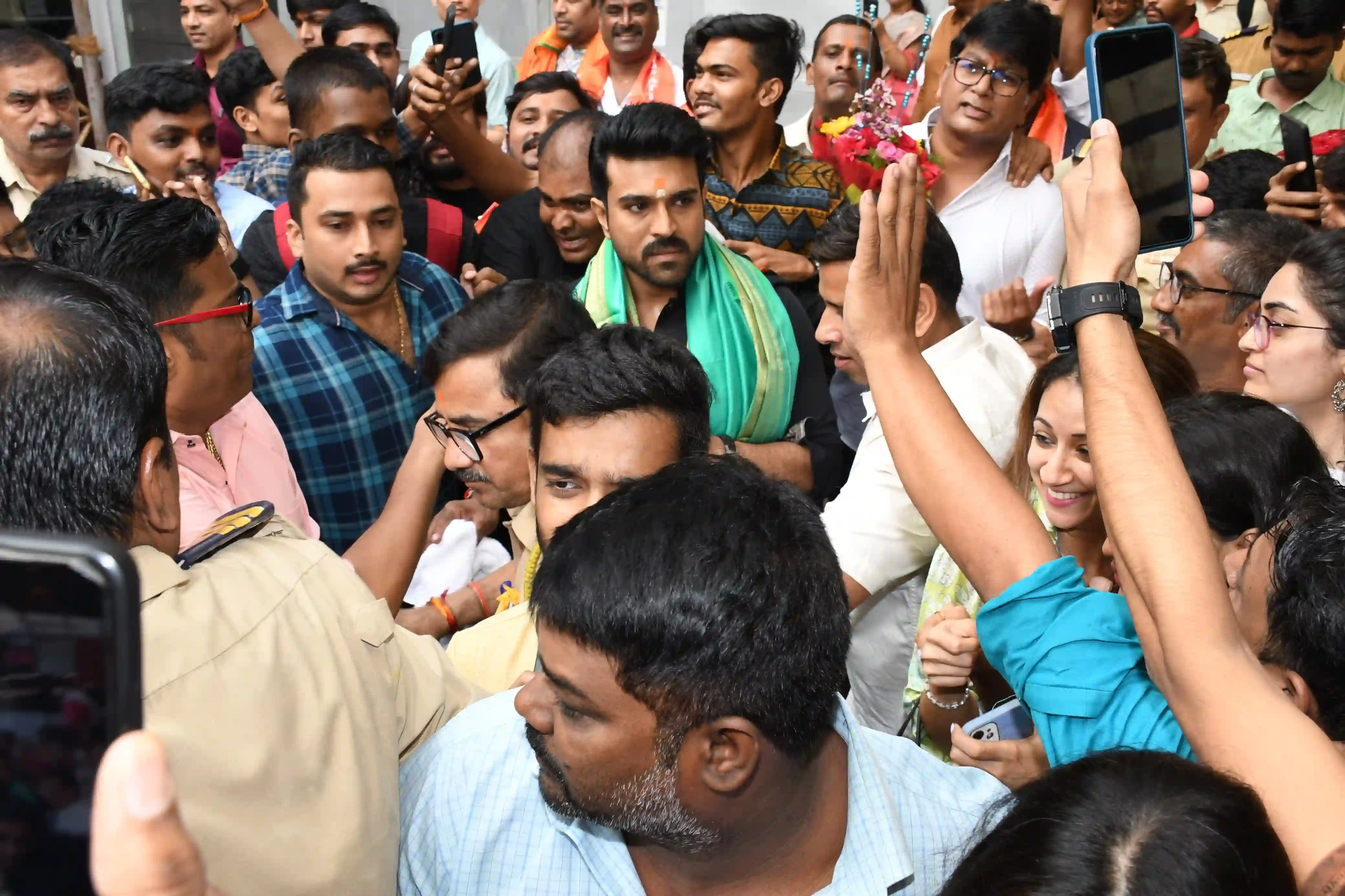 Ram Charan Visits Mumbai Siddhi Vinayak Temple