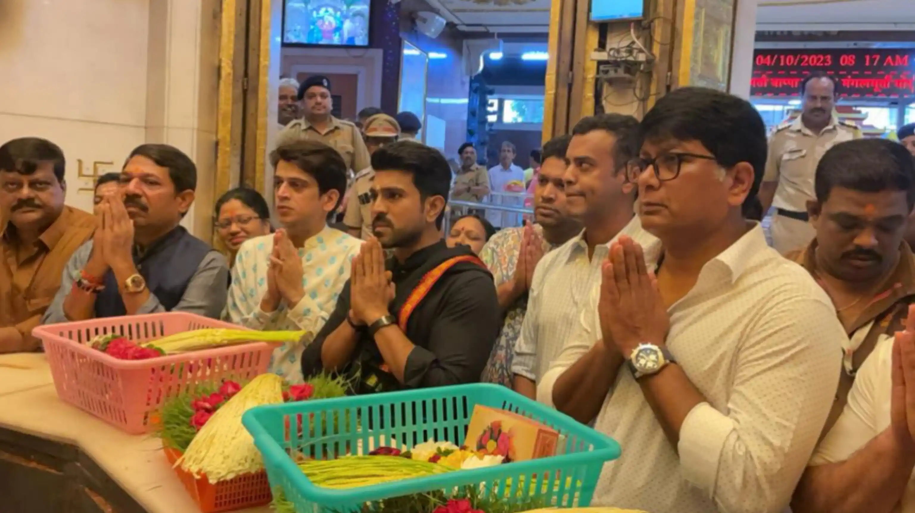 Ram Charan Visits Mumbai Siddhi Vinayak Temple
