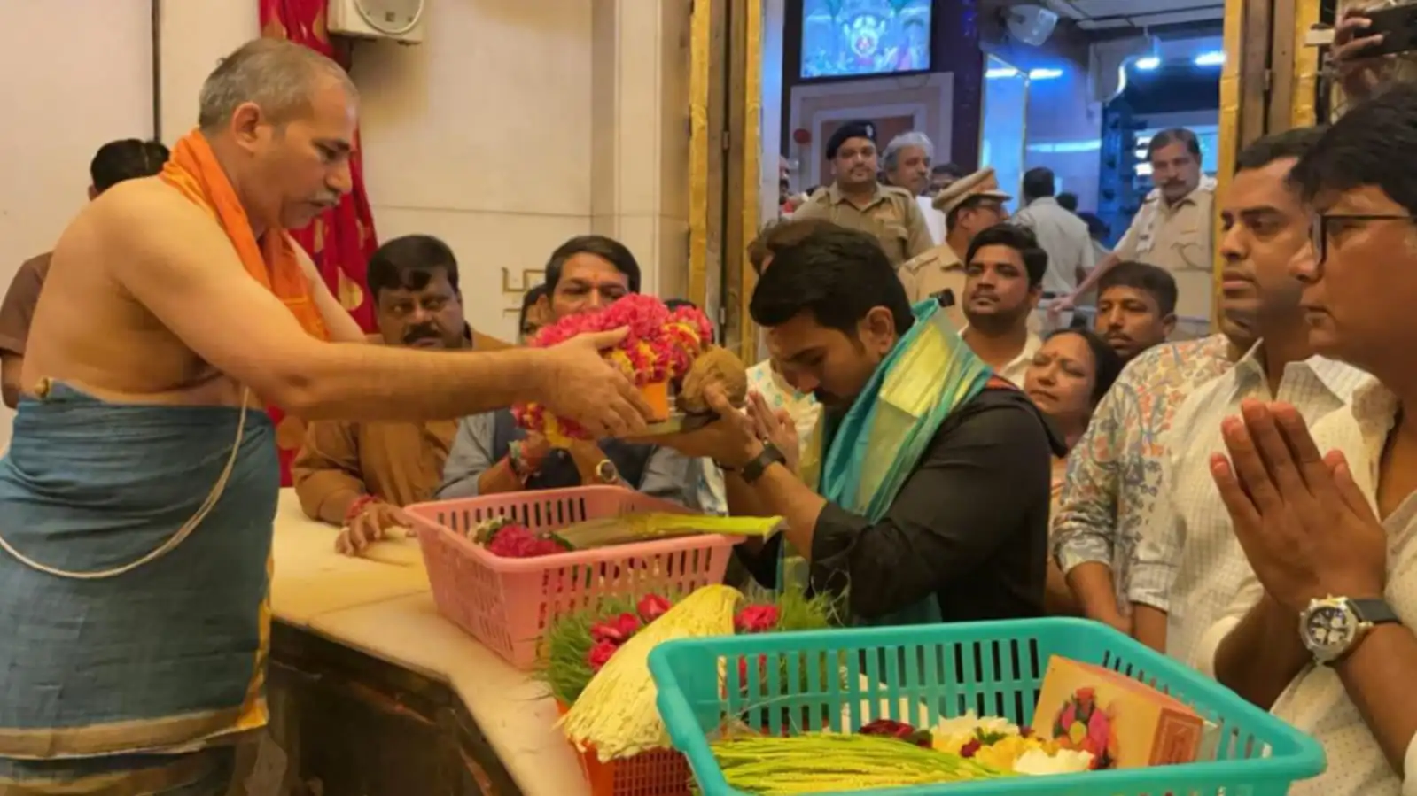Ram Charan Visits Mumbai Siddhi Vinayak Temple