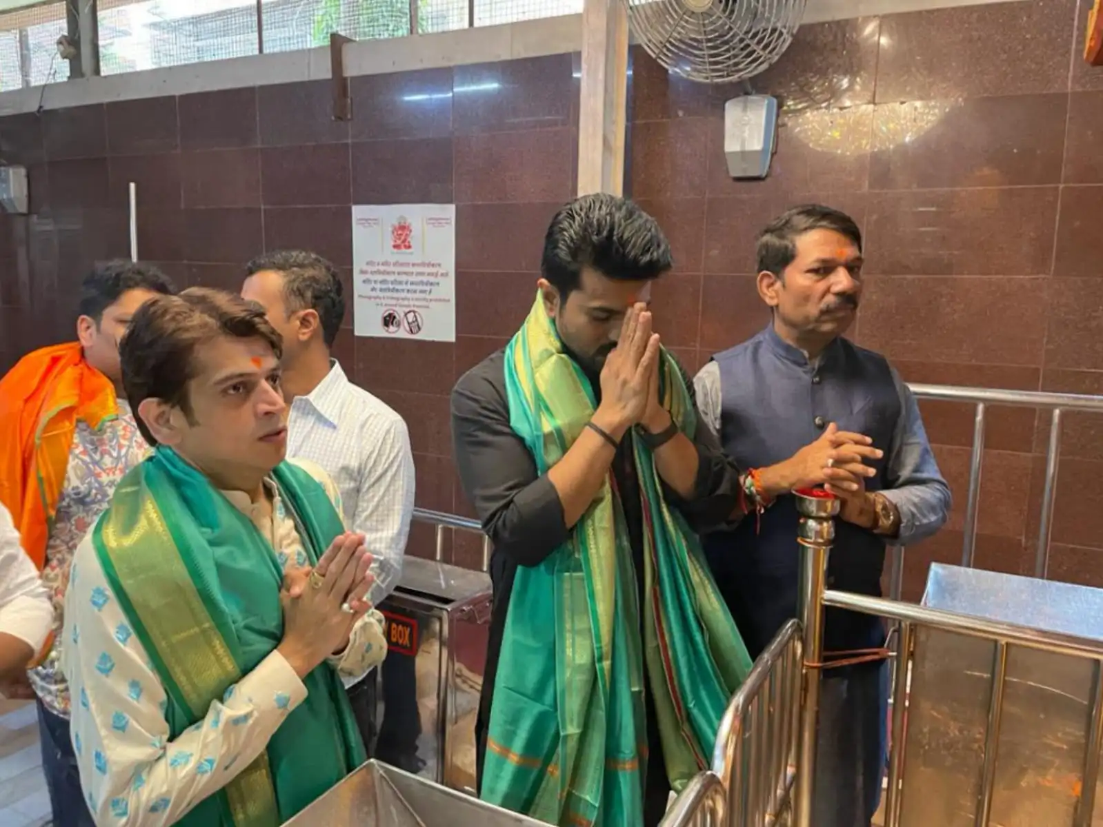 Ram Charan Visits Mumbai Siddhi Vinayak Temple