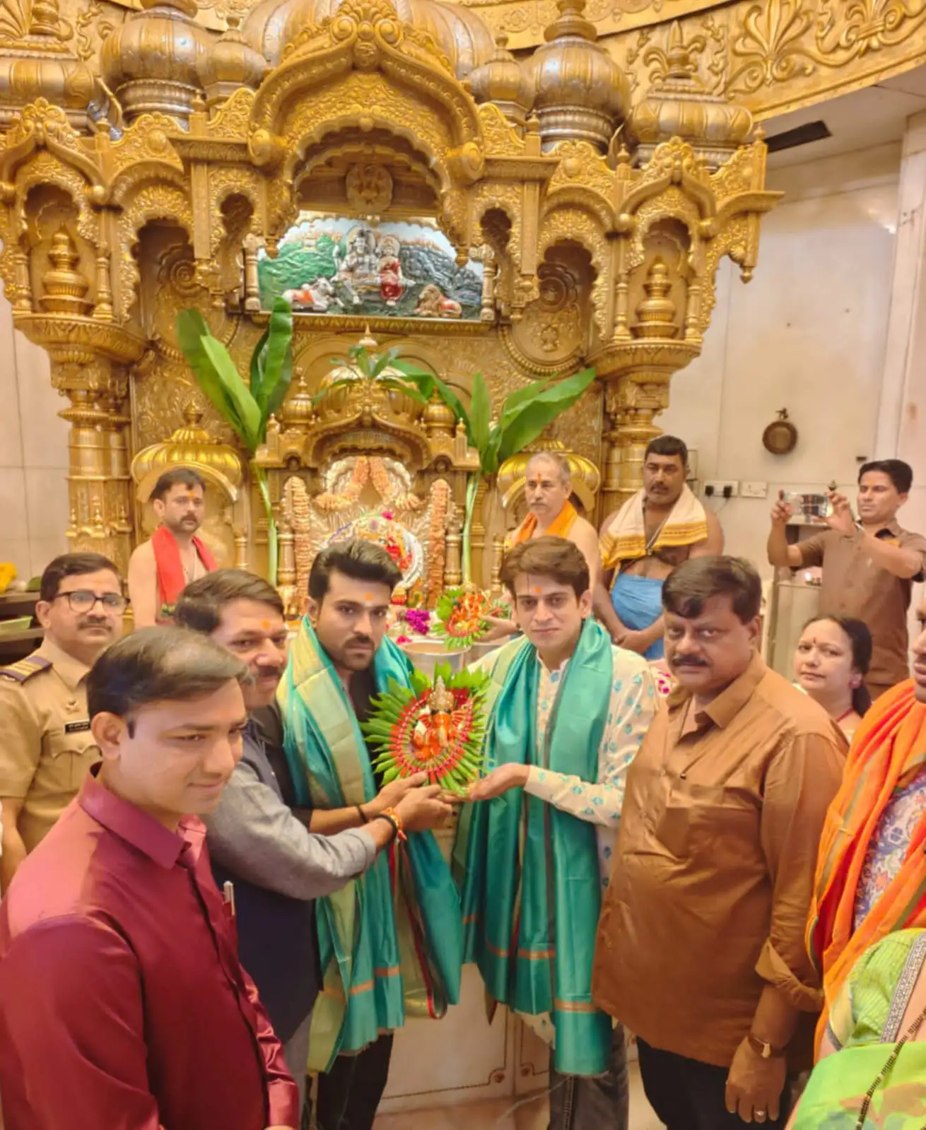 Ram Charan Visits Mumbai Siddhi Vinayak Temple