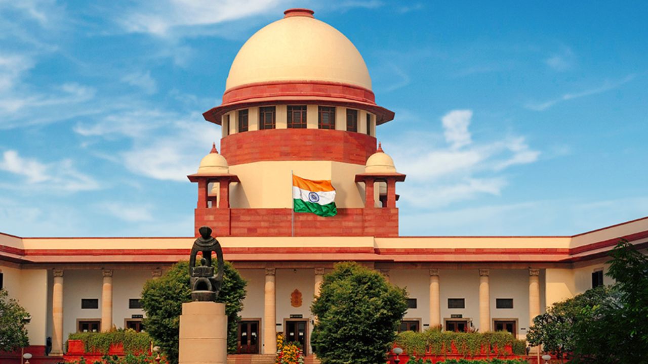 Supreme Court: స్వలింగ వివాహాలకు చట్టబద్ధతపై సుప్రీంకోర్టు కీలక తీర్పు Supreme Court: స్వలింగ వివాహాలకు చట్టబద్ధతపై సుప్రీంకోర్టు కీలక తీర్పు