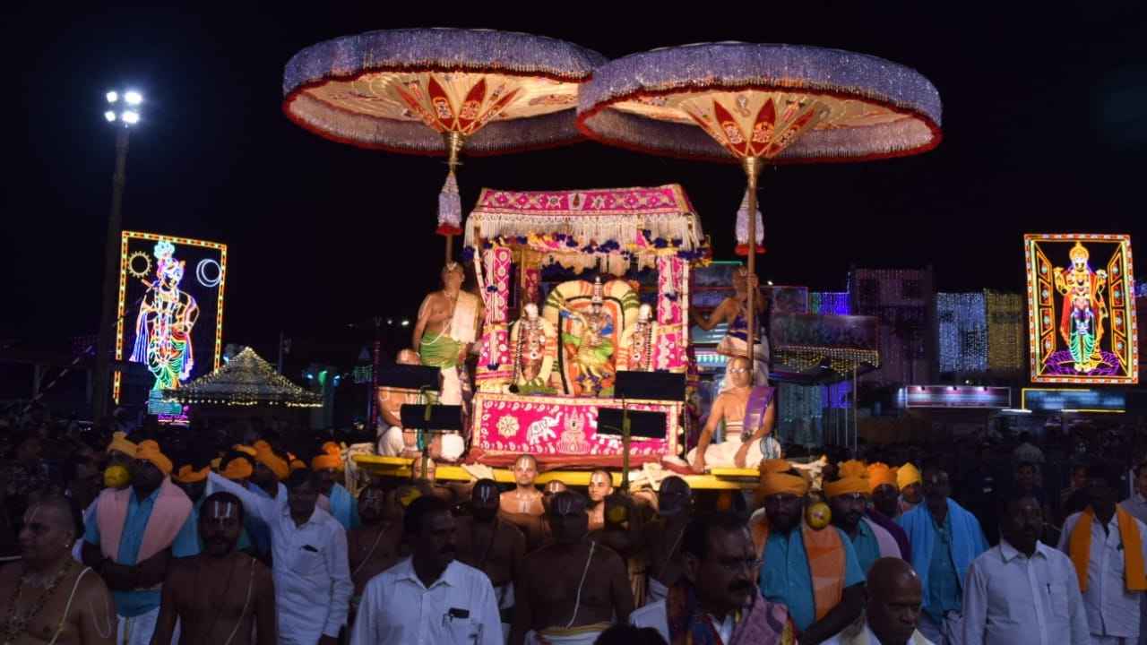Tirumala : మూడంచెల సెక్యూరిటీ, చిన్న పిల్లలకు జియో ట్యాగింగ్.. తిరుమల శ్రీవారి బ్రహ్మోత్సవాలకు భారీ భద్రత Tirumala : మూడంచెల సెక్యూరిటీ, చిన్న పిల్లలకు జియో ట్యాగింగ్.. తిరుమల శ్రీవారి బ్రహ్మోత్సవాలకు భారీ భద్రత