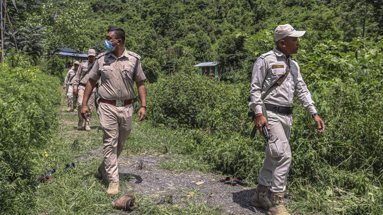 Manipur News: మణిపూర్లో మందుగుండుతో పోలీసులకు పట్టుబడ్డ ఎమ్మెల్యే మేనల్లుడు Manipur News: మణిపూర్లో మందుగుండుతో పోలీసులకు పట్టుబడ్డ ఎమ్మెల్యే మేనల్లుడు