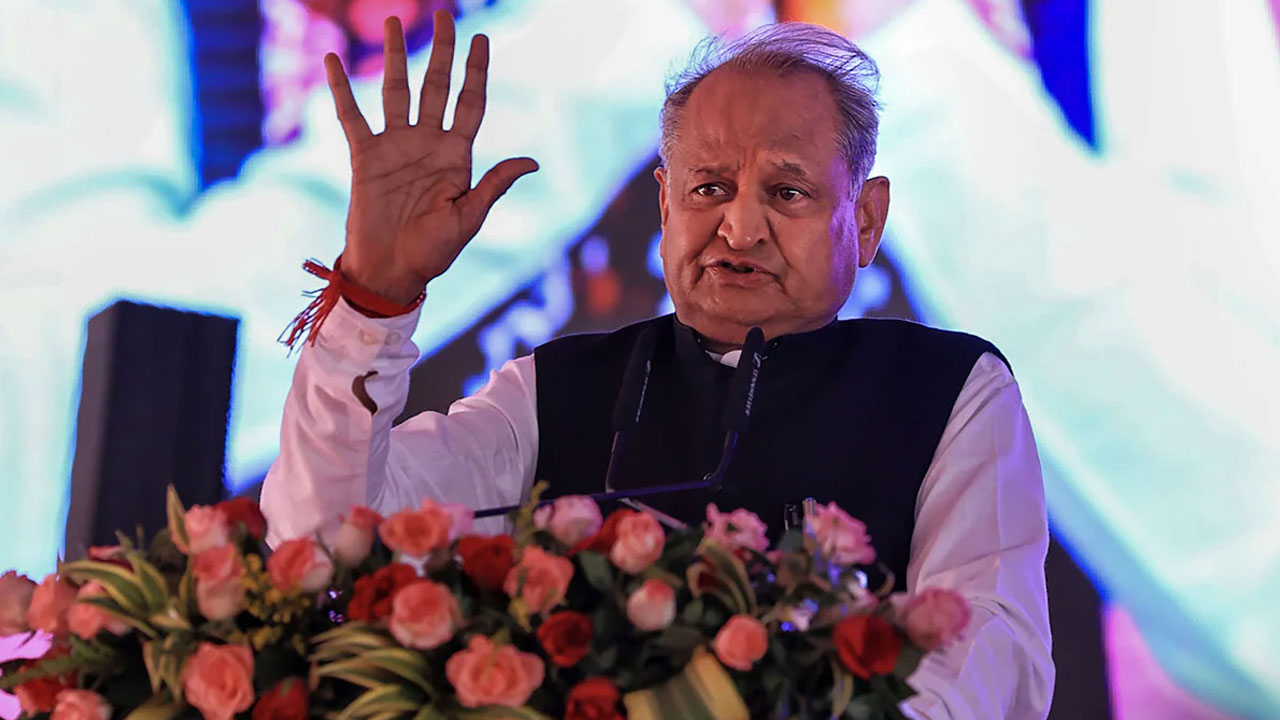 Rajasthan Politics: నేను కుర్చీని వదులుకోవడానికి సిద్ధమే. కానీ.. సీఎం పదవిపై అశోక్ గెహ్లాట్ ఆసక్తికర వ్యాఖ్యలు Rajasthan Politics: నేను కుర్చీని వదులుకోవడానికి సిద్ధమే. కానీ.. సీఎం పదవిపై అశోక్ గెహ్లాట్ ఆసక్తికర వ్యాఖ్యలు