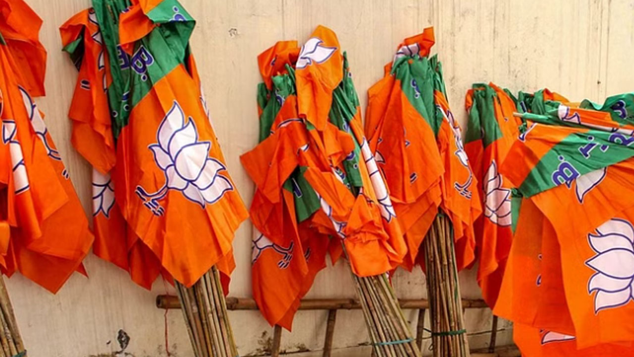 Assembly Elections 2023: బీజేపీని తీవ్రంగా ఇబ్బంది పెడుతోన్న రెబల్స్.. రెండో జాబితాకు ముందే మళ్లీ రగడ Assembly Elections 2023: బీజేపీని తీవ్రంగా ఇబ్బంది పెడుతోన్న రెబల్స్.. రెండో జాబితాకు ముందే మళ్లీ రగడ