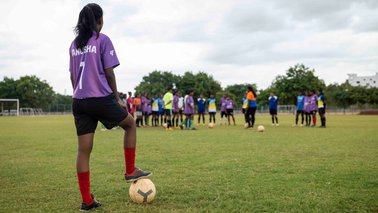 Footballer Anusha: మట్టి పని నుంచి జాతీయ మెడల్ వరకు.. జాతీయ ఫుట్బాల్లో రాణిస్తున్న రైతు బిడ్డ అనూష Footballer Anusha: మట్టి పని నుంచి జాతీయ మెడల్ వరకు.. జాతీయ ఫుట్బాల్లో రాణిస్తున్న రైతు బిడ్డ అనూష