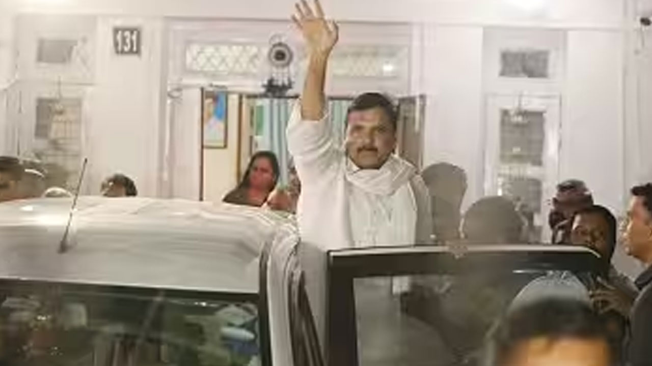 Sanjay Singh Arrest: ఢిల్లీ లిక్కర్ కేసులో బిగ్ ట్విస్ట్.. ఆప్ సీనియర్ నేత సంజయ్ సింగ్ అరెస్ట్ Sanjay Singh Arrest: ఢిల్లీ లిక్కర్ కేసులో బిగ్ ట్విస్ట్.. ఆప్ సీనియర్ నేత సంజయ్ సింగ్ అరెస్ట్