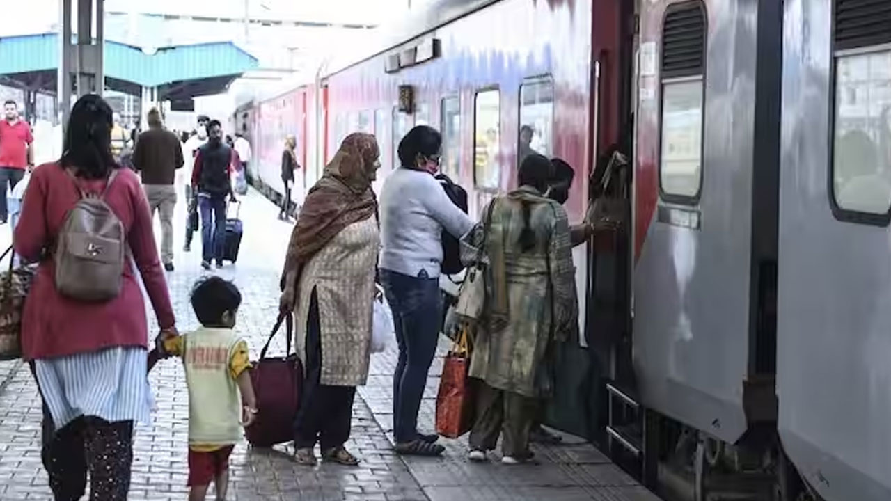 Indian Railways: రైల్వే ప్రయాణికులకు గుడ్ న్యూస్.. నో వెయిటింగ్, నో ఆర్ఏసీ.. అసలు విషయమేంటో తెలుసుకోండి Indian Railways: రైల్వే ప్రయాణికులకు గుడ్ న్యూస్.. నో వెయిటింగ్, నో ఆర్ఏసీ.. అసలు విషయమేంటో తెలుసుకోండి