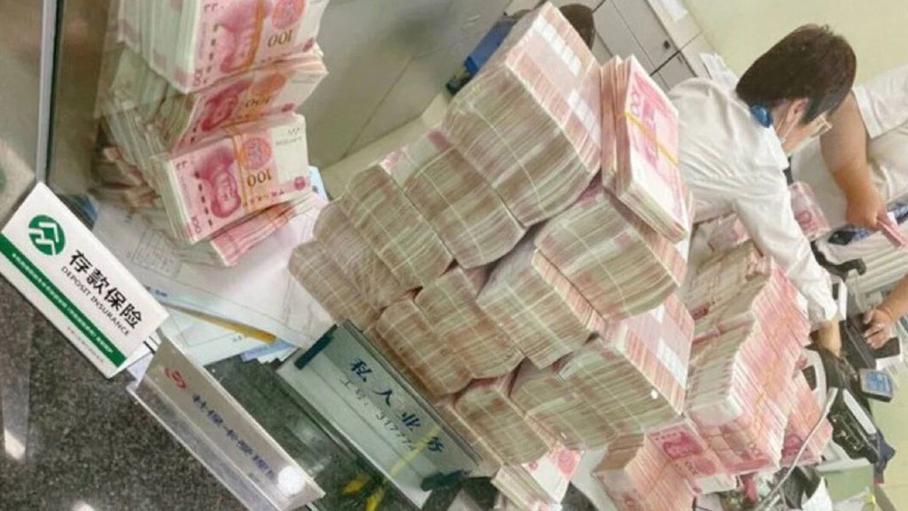 Chinese Millionaire Withdrew rs6 Crore then Asked Bank To Count It Manually