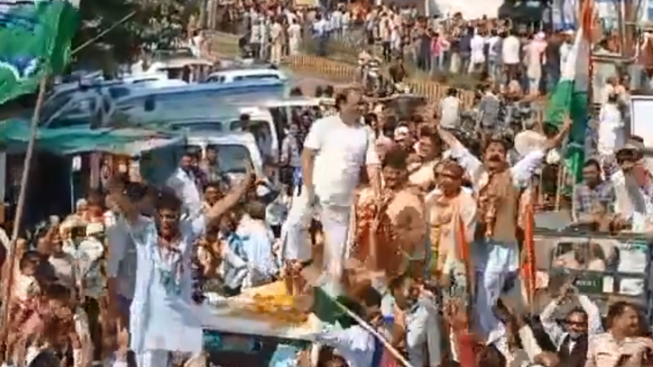 Assembly Elections 2023: ఒక్కసారిగా కారెక్కి తొడ కొట్టడం ప్రారంభించిన అభ్యర్థి.. తర్వాత ఏం చేశారంటే? Assembly Elections 2023: ఒక్కసారిగా కారెక్కి తొడ కొట్టడం ప్రారంభించిన అభ్యర్థి.. తర్వాత ఏం చేశారంటే?