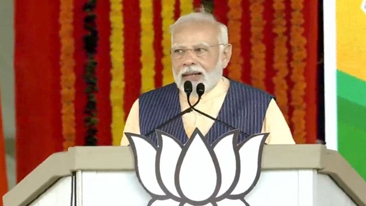 PM Modi in Nizamabad: తెలంగాణలో రూ.8,000 కోట్ల అభివృద్ధి పనులకు శ్రీకారం చుట్టిన ప్రధాని మోదీ PM Modi in Nizamabad: తెలంగాణలో రూ.8,000 కోట్ల అభివృద్ధి పనులకు శ్రీకారం చుట్టిన ప్రధాని మోదీ