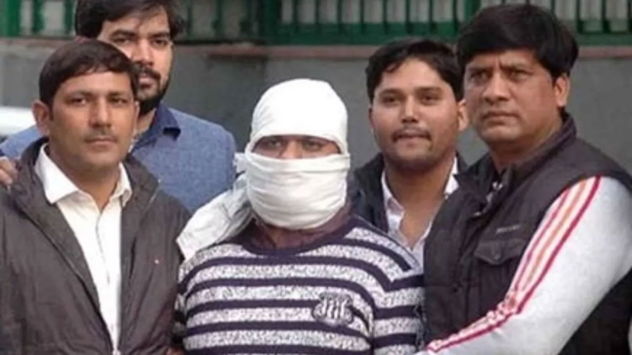 Batla House Encounter: ఢిల్లీ పోలీస్ ఇన్స్పెక్టర్ను హత్య చేసిన ఆరిజ్ ఖాన్కు మరణ శిక్ష తప్పింది. కోర్టు తీర్పు ఏంటంటే? Batla House Encounter: ఢిల్లీ పోలీస్ ఇన్స్పెక్టర్ను హత్య చేసిన ఆరిజ్ ఖాన్కు మరణ శిక్ష తప్పింది. కోర్టు తీర్పు ఏంటంటే?