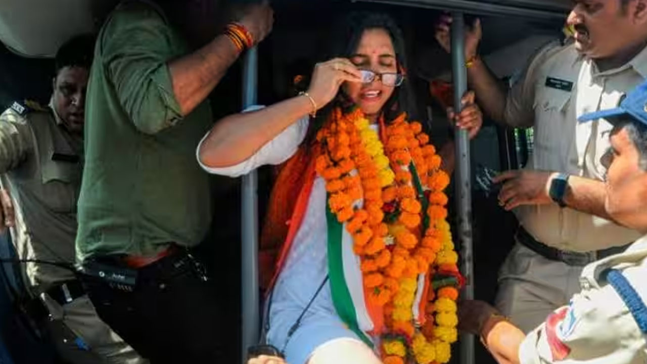 Assembly Elections 2023: ఉద్యోగాలు వదిలి రాజకీయాల్లోకి వస్తున్న ఎస్సీ, ఎస్టీ బ్యూరోక్రాట్లు.. పోటీ పడుతున్న బీజేపీ, కాంగ్రెస్ Assembly Elections 2023: ఉద్యోగాలు వదిలి రాజకీయాల్లోకి వస్తున్న ఎస్సీ, ఎస్టీ బ్యూరోక్రాట్లు.. పోటీ పడుతున్న బీజేపీ, కాంగ్రెస్