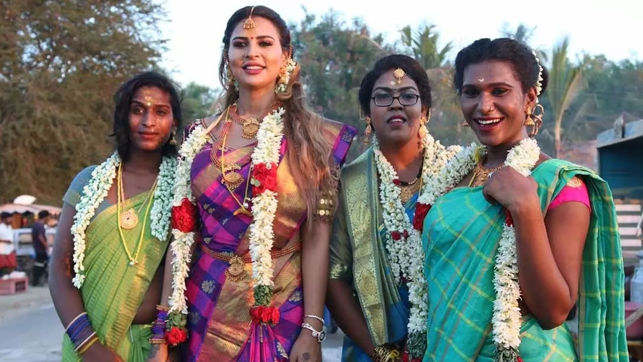 Transgender Community: పాటలు పాడక్కర్లేదు, డాన్స్ చేయక్కర్లేదు.. ఇక నుంచి ట్రాన్స్జెండర్లు గౌరవంగా ఉద్యోగం చేసుకుని బతకొచ్చు Transgender Community: పాటలు పాడక్కర్లేదు, డాన్స్ చేయక్కర్లేదు.. ఇక నుంచి ట్రాన్స్జెండర్లు గౌరవంగా ఉద్యోగం చేసుకుని బతకొచ్చు