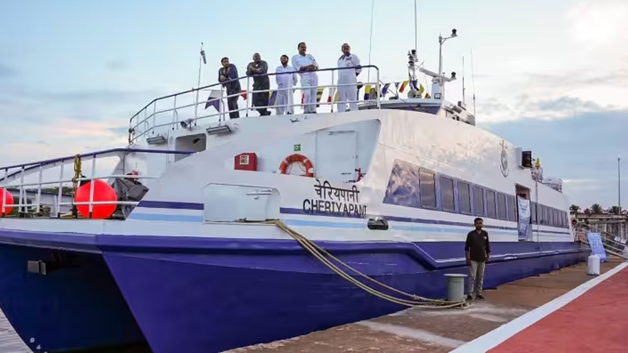 High Speed Ferry Service: 40 ఏళ్ల తర్వాత ఇండియా-శ్రీలంక మధ్య హైస్పీడ్ ఫెర్రీ ఓడ సర్వీసు ప్రారంభం High Speed Ferry Service: 40 ఏళ్ల తర్వాత ఇండియా-శ్రీలంక మధ్య హైస్పీడ్ ఫెర్రీ ఓడ సర్వీసు ప్రారంభం