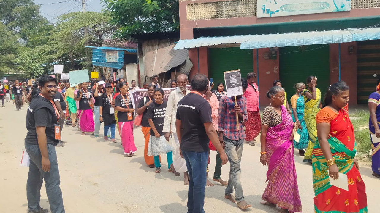 Andhra Pradesh: మనుషుల అక్రమ రవాణాపై చైతన్యం కోసం ప్రపంచంతో పాటు కదిలిన వందల మంది Andhra Pradesh: మనుషుల అక్రమ రవాణాపై చైతన్యం కోసం ప్రపంచంతో పాటు కదిలిన వందల మంది