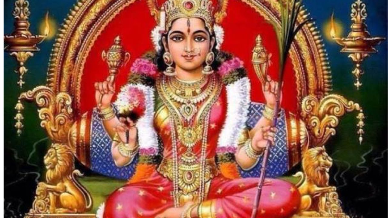 రాజరాజేశ్వరీదేవిగా భక్తులకు దర్శనమిస్తున్న విజయవాడ దుర్గమ్మ.. పోటెత్తిన భక్తులు రాజరాజేశ్వరీదేవిగా భక్తులకు దర్శనమిస్తున్న విజయవాడ దుర్గమ్మ.. పోటెత్తిన భక్తులు