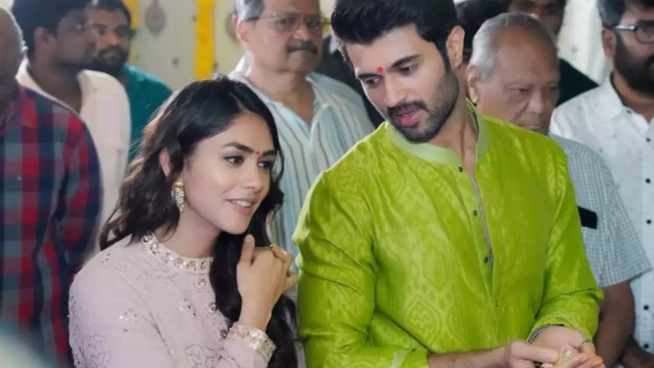 VD13 Movie : ఫ్యామిలీ స్టార్..? కుటుంబరావు..? టీజర్తో రిలీజ్ డేట్ అండ్ టైటిల్పై క్లారిటీ..! VD13 Movie : ఫ్యామిలీ స్టార్..? కుటుంబరావు..? టీజర్తో రిలీజ్ డేట్ అండ్ టైటిల్పై క్లారిటీ..!