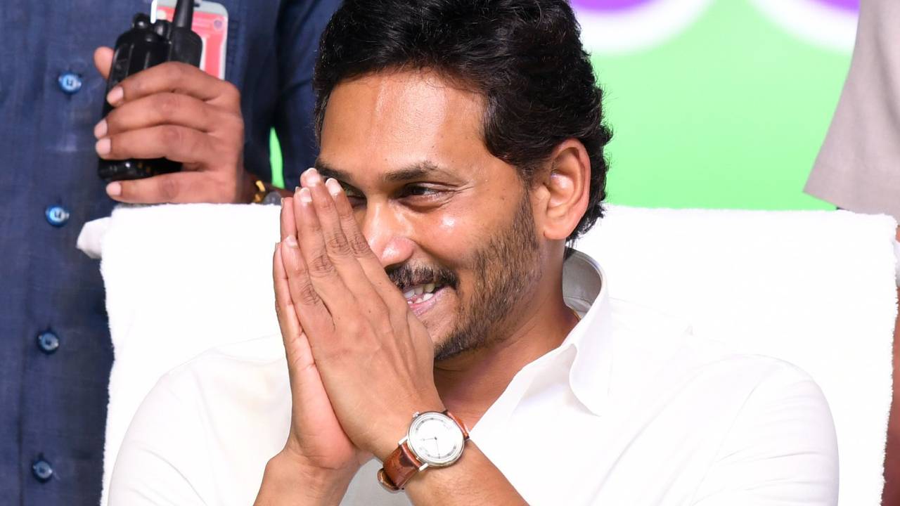 YS Jagan: ప్రపంచం ఎలా ఉంది? అమెరికా నుంచి వచ్చిన ప్రభుత్వ బడుల విద్యార్థులను అడిగిన జగన్ YS Jagan: ప్రపంచం ఎలా ఉంది? అమెరికా నుంచి వచ్చిన ప్రభుత్వ బడుల విద్యార్థులను అడిగిన జగన్