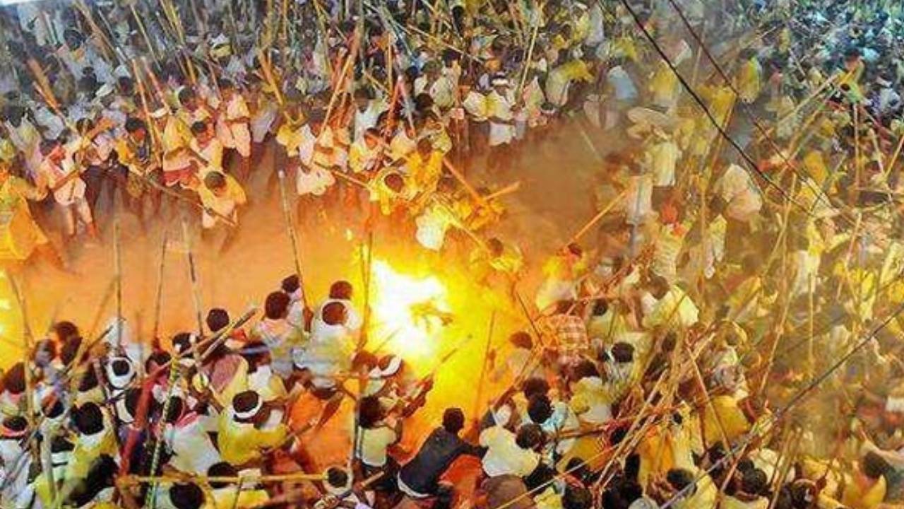 Devaragattu : రణరంగంగా మారిన దేవరగట్టు కర్రల సమరం, ముగ్గురు మృతి, 100మందికి పైగా గాయాలు Devaragattu : రణరంగంగా మారిన దేవరగట్టు కర్రల సమరం, ముగ్గురు మృతి, 100మందికి పైగా గాయాలు