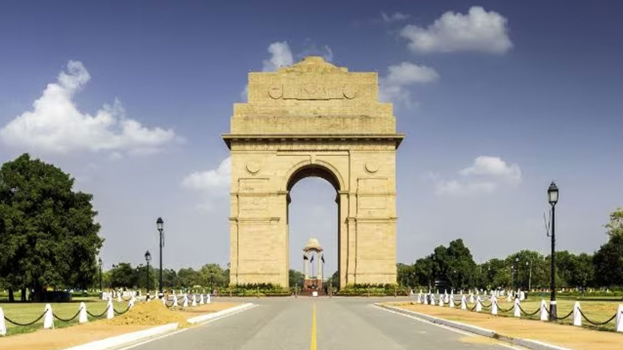 Earthquake in Delhi: దేశ రాజధాని ఢిల్లీలో భూకంపం.. భయంతో పరుగులు తీసిన ప్రజలు Earthquake in Delhi: దేశ రాజధాని ఢిల్లీలో భూకంపం.. భయంతో పరుగులు తీసిన ప్రజలు