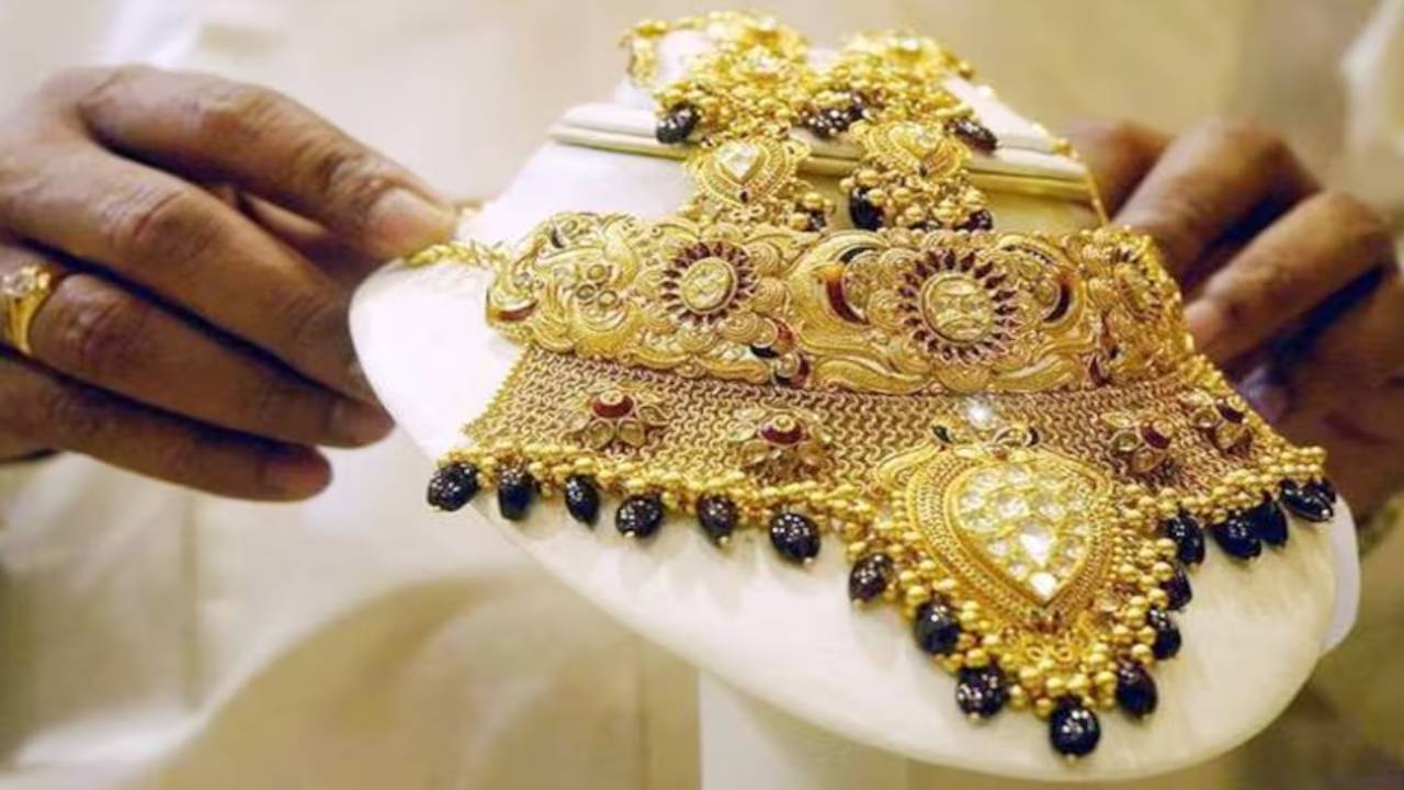 Gold Price Today: మీరు బంగారం కొనుగోలు చేయాలనుకుంటున్నారా..? తెలుగు రాష్ట్రాల్లో తులం బంగారం ధర ఎంతంటే? Gold Price Today: మీరు బంగారం కొనుగోలు చేయాలనుకుంటున్నారా..? తెలుగు రాష్ట్రాల్లో తులం బంగారం ధర ఎంతంటే?
